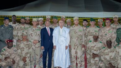 الرئيس الموريتاني يشارك الجنود إفطار رمضان في أطار