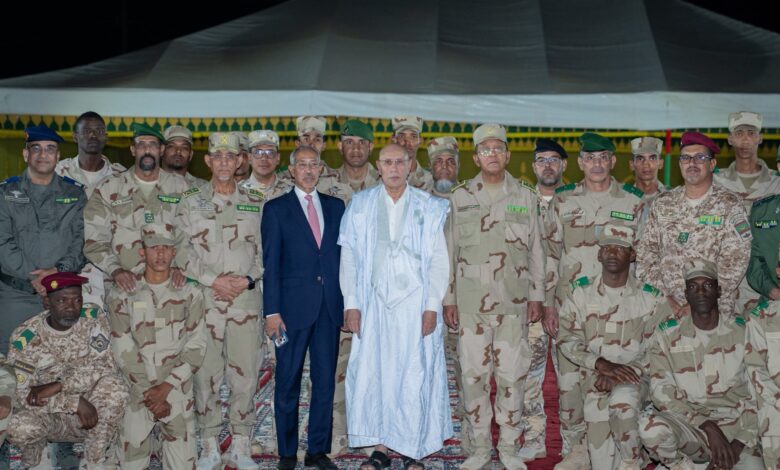 الرئيس الموريتاني يشارك الجنود إفطار رمضان في أطار