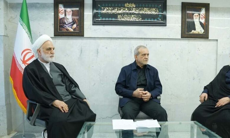 انعقاد الجلسة الثانية لمجلس القيادة المؤقت في إيران برئاسة بزشكيان