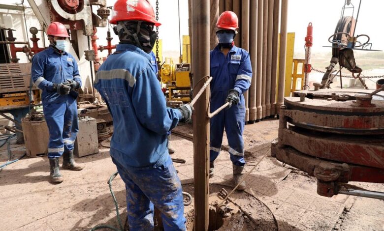 العراق يعتزم خفض إنتاجه النفطي بأكثر من 3 ملايين برميل يومياً بسبب اضطرابات مضيق هرمز 1 العراق يعتزم خفض إنتاجه النفطي بأكثر من 3 ملايين برميل يومياً بسبب اضطرابات مضيق هرمز