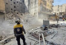 انهيار مبنى سكني في حي الأشرفية بحلب السورية وفرق الدفاع المدني تعمل على إنقاذ العالقين