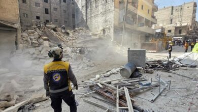 انهيار مبنى سكني في حي الأشرفية بحلب السورية وفرق الدفاع المدني تعمل على إنقاذ العالقين