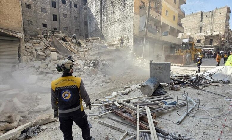 انهيار مبنى سكني في حي الأشرفية بحلب السورية وفرق الدفاع المدني تعمل على إنقاذ العالقين