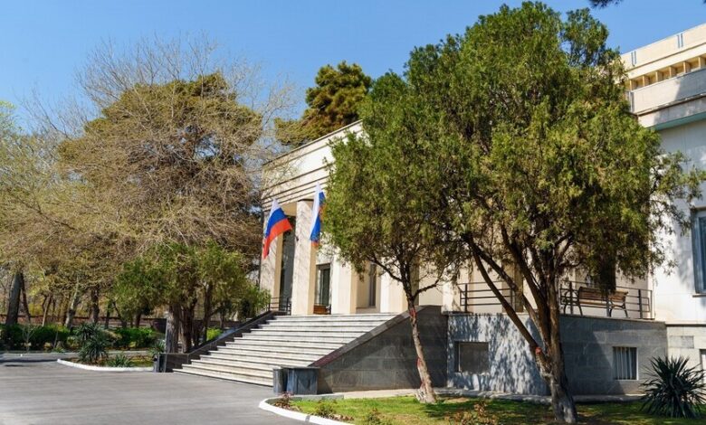 روسيا تجلي عائلات دبلوماسييها من إيران مع استمرار عمل السفارة في طهران