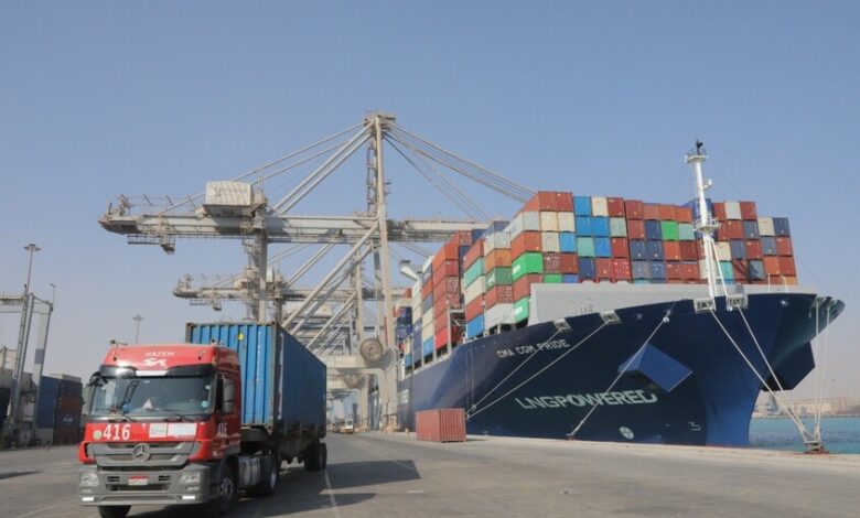 ارتفاع تكاليف الشحن يدفع المصدرين المصريين لتعليق الصادرات إلى الخليج واليمن