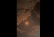 رشقة صاروخية كبيرة من حزب الله تضرب خليج حيفا وسط تصعيد المواجهات مع إسرائيل