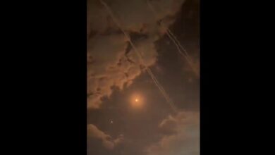 رشقة صاروخية كبيرة من حزب الله تضرب خليج حيفا وسط تصعيد المواجهات مع إسرائيل