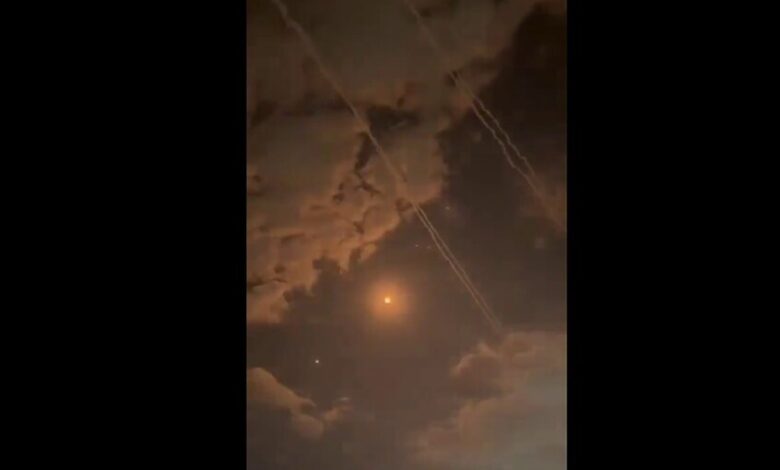 رشقة صاروخية كبيرة من حزب الله تضرب خليج حيفا وسط تصعيد المواجهات مع إسرائيل