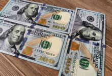 الدولار يرتفع وسط ترقب قرارات البنوك المركزية وتقلبات النفط