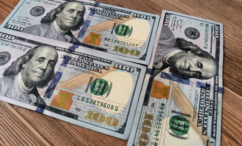 الدولار يرتفع وسط ترقب قرارات البنوك المركزية وتقلبات النفط