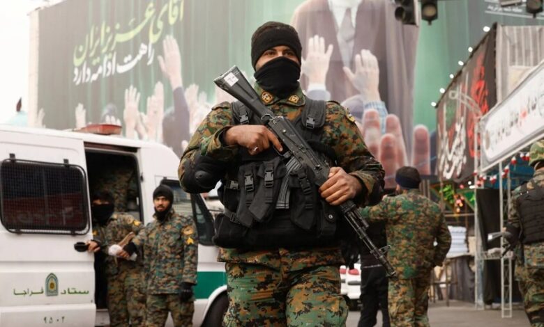 إيران تعلن تفكيك خلايا واعتقال عملاء ومصادرة أسلحة وأجهزة اتصال