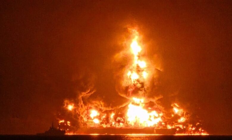 استهداف ناقلة نفط قرب ميناء أم قصر وهجمات متزايدة على سفن في مضيق هرمز