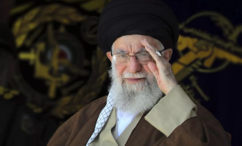 وكالة فارس: تقارير عن مقـ.تل أفراد من عائلة المرشد الإيراني في هجوم