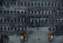 وكالة تسنيم تنشر صوراً لتهيئة قبور طلاب مينابا تحت عنوان "هدية ترامب للشعب الإيراني"