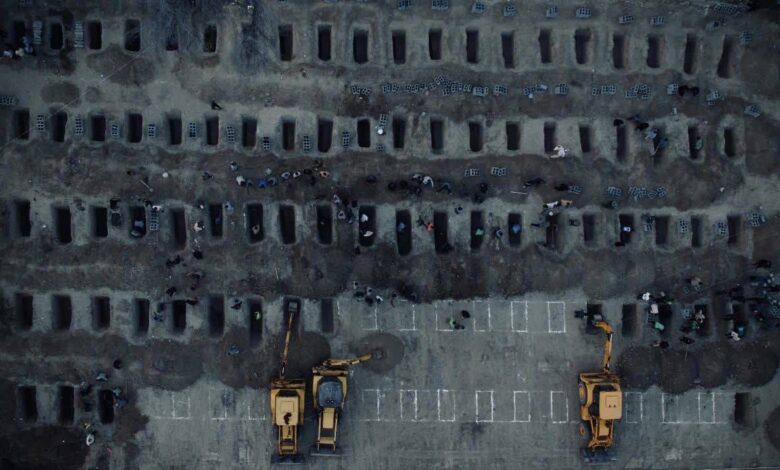 وكالة تسنيم تنشر صوراً لتهيئة قبور طلاب مينابا تحت عنوان "هدية ترامب للشعب الإيراني"