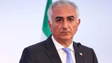 رضا بهلوي يعلن نفسه قائداً انتقالياً لإيران من لندن وسط تباين في الموقف الأمريكي