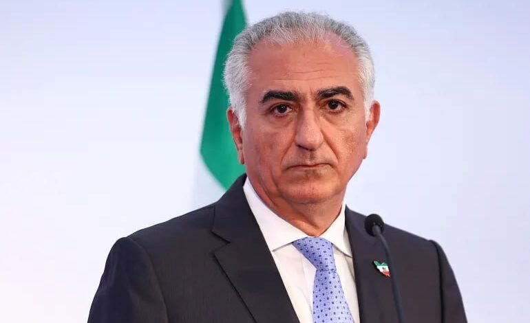 رضا بهلوي يعلن نفسه قائداً انتقالياً لإيران من لندن وسط تباين في الموقف الأمريكي