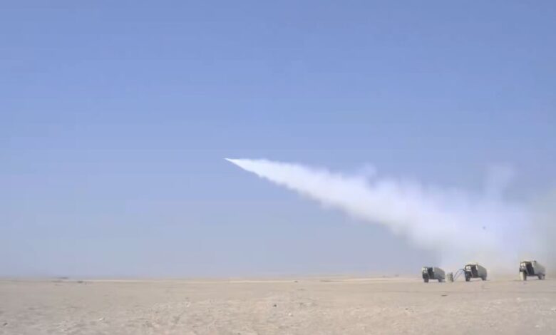 الدفاع السعودية: اعتراض وتدمير ثلاثة صواريخ أطلقت باتجاه قاعدة جوية