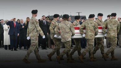 ترامب يستقبل جثـ.امين جنود أمريكيين قُتـ.لوا في المواجهات مع إيران