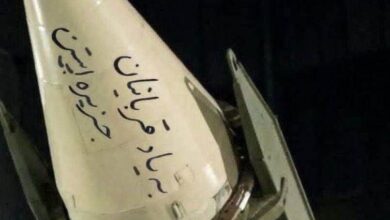 الحرس الثوري الإيراني يطلق صاروخاً مكتوباً عليه "إحياءً لذكرى ضحايا جزيرة إبستين" باتجاه إسرائيل