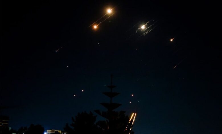 حزب الله" يعلن أنه استهدف بالصواريخ مقر وحدة الاستخبارات العسكرية الإسرائيلية في ضواحي تل ابيب