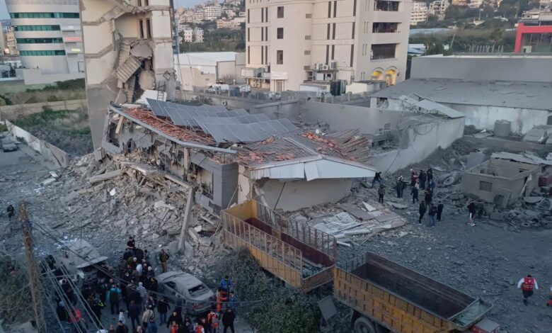 تصعيد متواصل بين إسرائيل و"حزب الله".. غارات على الضاحية والجنوب وتحذيرات باستهداف مواقع في بعلبك 1 تصعيد متواصل بين إسرائيل و"حزب الله".. غارات على الضاحية والجنوب وتحذيرات باستهداف مواقع في بعلبك