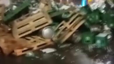 انقلاب شاحنة محمّلة بالخمور يربك حركة المرور قرب بوفاريك في الجزائر