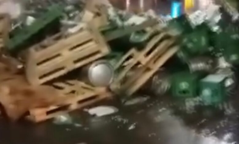 انقلاب شاحنة محمّلة بالخمور يربك حركة المرور قرب بوفاريك في الجزائر