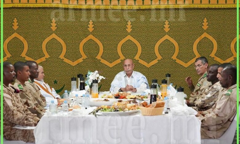 الرئيس الموريتاني يشارك القوات المسلحة بحامية أطار إفطار رمضان
